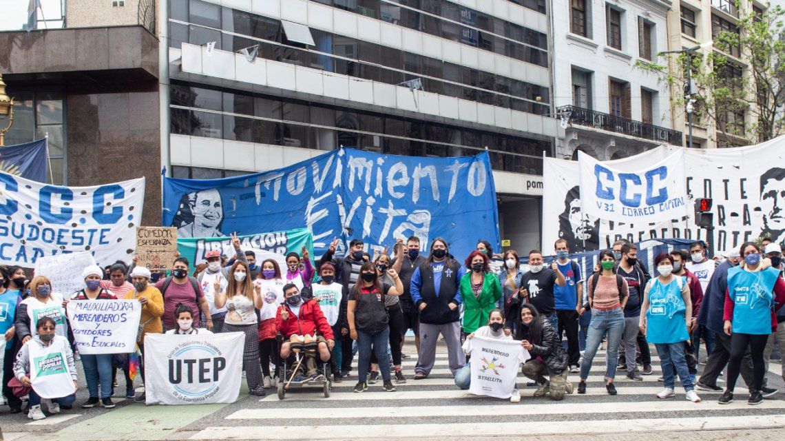Movimientos sociales marcharon por un reconocimiento para trabajadores de merenderos y comedores