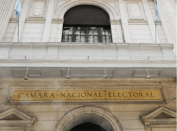 La Cámara Nacional Electoral llamó de urgencia a los apoderaros de UxP y LLA