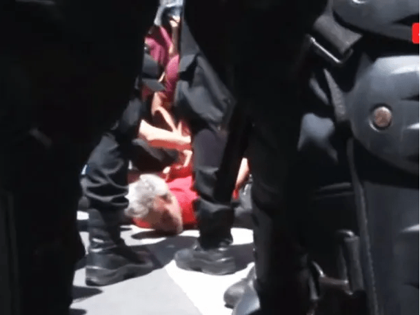 Tensión entre la policía y manifestantes: se llevaron a un hombre detenido
