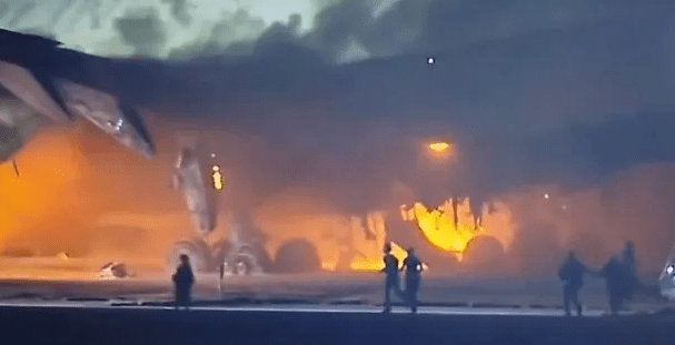 Aeropuerto Internacional de Tokio: se incendió un avión de Japan Airlines