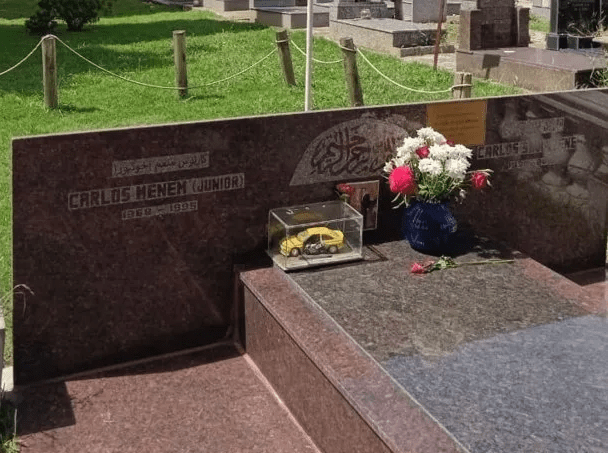 Vandalizaron las tumbas de Carlos Menem y su hijo Carlos Jr.