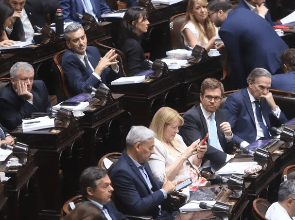Diputados: la sesión por Ley Ómnibus pasó a cuarto intermedio y sigue el jueves