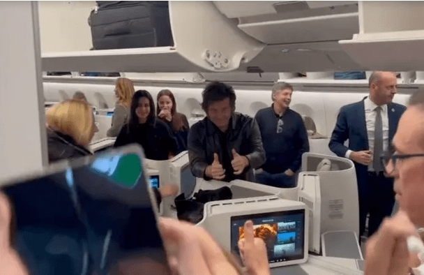 Javier Milei regresa a la Argentina: se mostró saludando y sacándose fotos con pasajeros