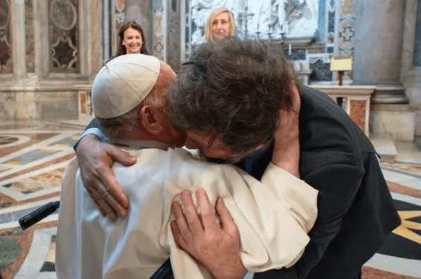 El papa Francisco recibe este lunes a Javier Milei: los tres regalos del Presidente