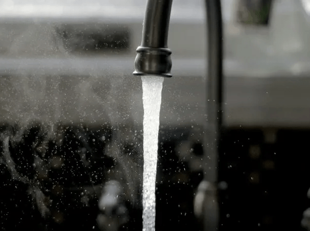El Gobierno aprobó una suba del agua de más del 200%